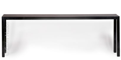 DESIGN 
Importante console en bois laqué noir, de forme rectangulaire reposant sur...