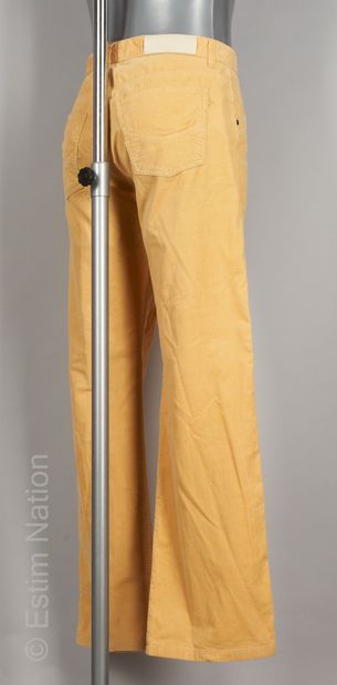 LOUIS VUITTON PANTALON en velours de coton milleraies jaune (T 42) (mini tache)