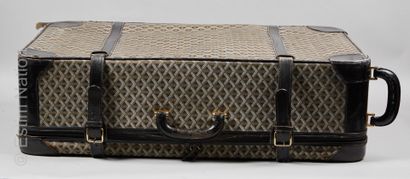 GOYARD VALISE roulante en goyardine et cuir noir, intérieur en toile agrémentée d'une...