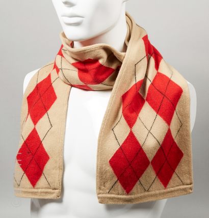 BURBERRY LONDON, ANONYME DEUX ECHARPES : la première en cachemire camel et rouge...