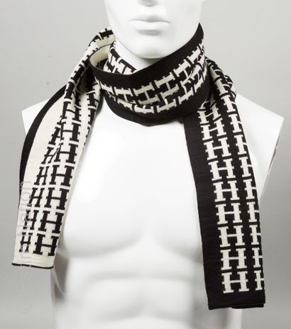 HERMES Paris ECHARPE en laine et acrylique tricoté double face figurant le sigle...