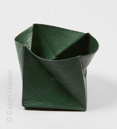 HERMES (1984) MONEY HOLDER "ZOULOU" in Mysore goat bottle green opening by an origami...