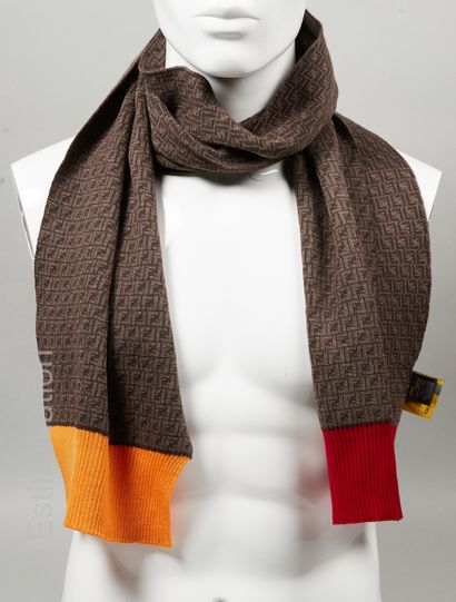 FENDI ECHARPE en tricot de laine façonnée du sigle, bordure côtelée orange et rouge...