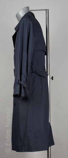 Yves Saint LAURENT TRENCH COAT en polyester et coton marine, pattes de serrage aux...