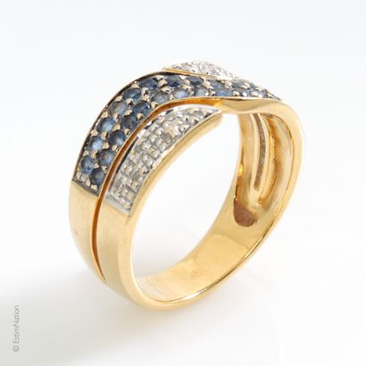 BAGUE DIAMANTS Bague en or deux tons 18K (750°/00) à motifs de lignes pavées sur...