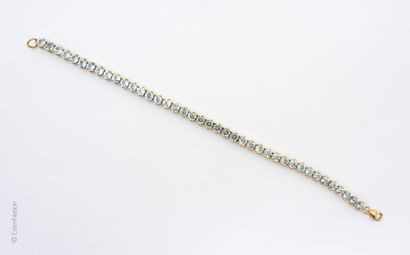 Bracelet 
BRACELET souple en or vermeil (925 millièmes) habillé de quarante topazes...
