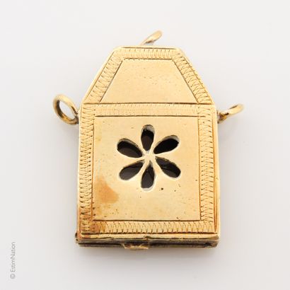 CHARM 
Pendentif ou charm (figurant probablement un livre religieux) en or jaune...