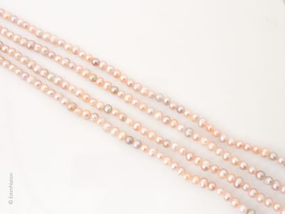 SAUTOIR EN PERLES Long sautoir en perles d'eau douce. Diamètre : 6.5 mm environ 

Longueur...