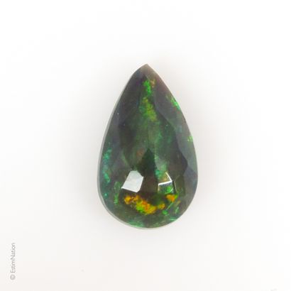 OPALE 2.04 CARAT Opale dite "arlequin "ou "black opal" de forme poire pesant environ...