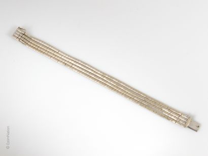 Bracelet Bracelet quatre brins semi articulés en or gris texturé 18K (750°/00). A...