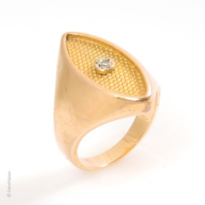 CHEVALIERE Bague Chevalière formant une navette en or jaune 18K (750°/00) centrée...