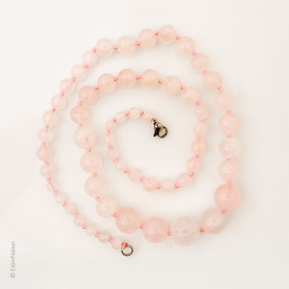 COLLIER QUARTZ ROSE Collier en chute composé de perles de quartz rose. Fermoir mousqueton...