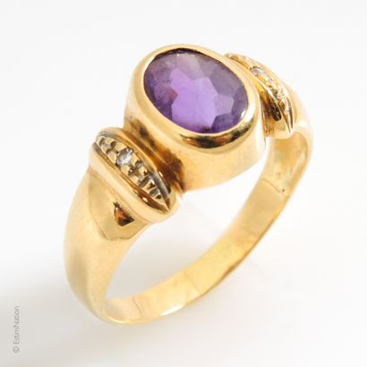 BAGUE AMETHYSTE Bague en or jaune 18K (750°/00) sertie clos d'un cabochon d'améthyste...