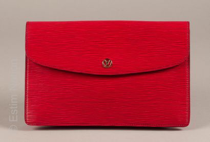 LOUIS VUITTON (2006) POCHETTE à rabat en cuir épi rouge, intérieur en cuir noir agrémenté...