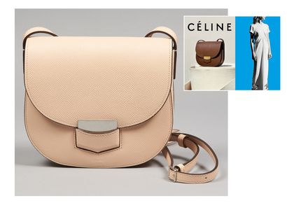 CELINE PAR HEIDI SLIMANE (2019) SAC "TROTTEUR" PM en cuir grainé beige poudré, rabat...