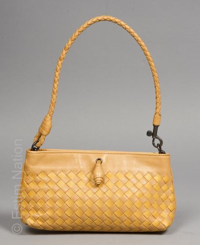 BOTTEGA VENETA PETIT SAC en cuir tressé jaune et beige, intérieur en alcantara, poignée...