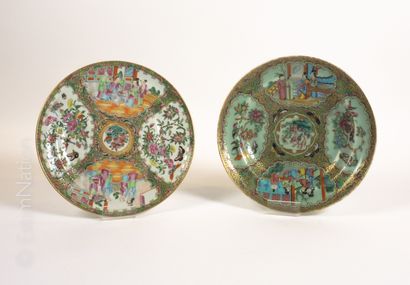 CHINE, CANTON Deux assiettes en porcelaine à décor polychrome sur fond vert et or...