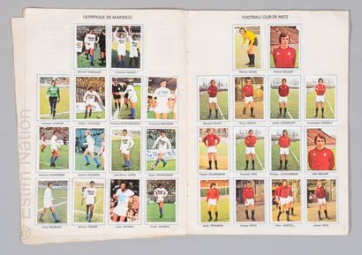 FOOTBALL Trois albums Vintage sur le thème du Football :



- Album "Football 1973/74"...