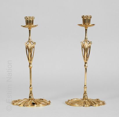 Arts décoratifs du XXe siècle Paire de bougeoirs en bronze doré le binet simulant...