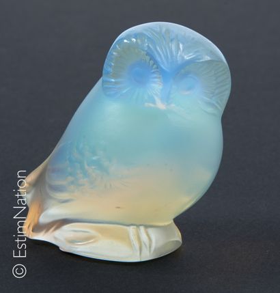 LALIQUE Chouette

Sujet en cristal moulé pressé opalescent

Signature gravée "Lalique...
