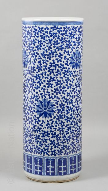 CHINE - PORCELAINES Chine, début du XXe siècle



Important vase rouleau en porcelaine...