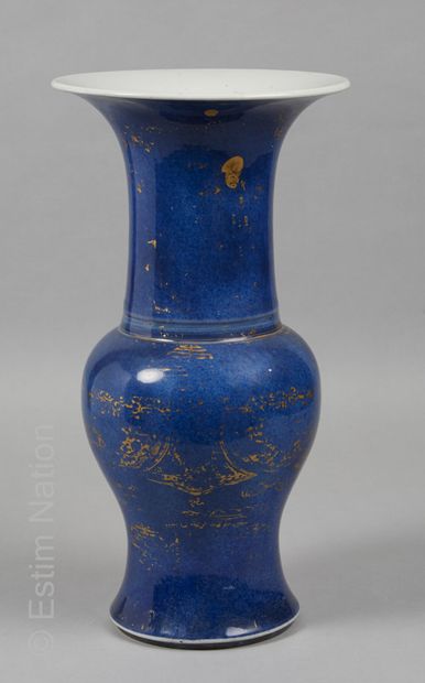 CHINE - Epoque KANGXI (1662 - 1722) 
Vase de forme cornet en porcelaine émaillée...