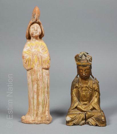 CHINE Buddha assis en bois sculpté et doré coiffé d'une couronne en carton et métal...