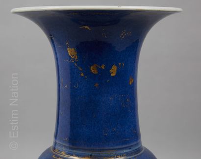 CHINE - Epoque KANGXI (1662 - 1722) 
Vase de forme cornet en porcelaine émaillée...