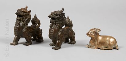 CHINE - BRONZES Chine, fin du XIXe siècle



Paire de chiens de Fô en bronze à patine...