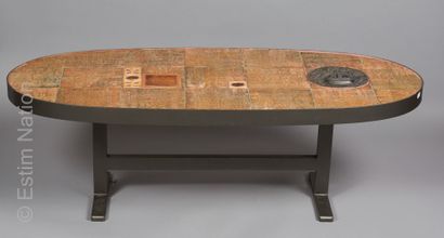 VERS 1970 - TABLE BASSE Table basse plateau ovale composé de carreaux de faïence...