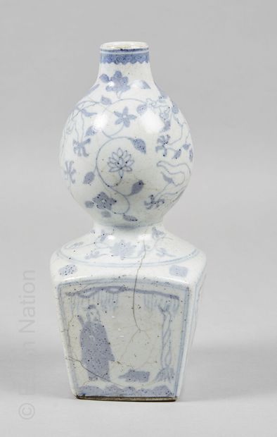 CHINE - Moderne Vase double gourde de section inférieure carrée en porcelaine décorée...