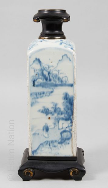 CHINE - Epoque QIANLONG (1736 - 1795) Bouteille de forme carrée en porcelaine décorée...