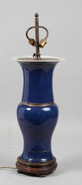 CHINE - Début XIXe siècle Vase de forme cornet en porcelaine émaillée bleu poudré...