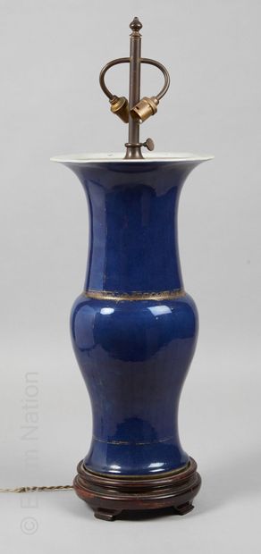 CHINE - Début XIXe siècle Vase de forme cornet en porcelaine émaillée bleu poudré...