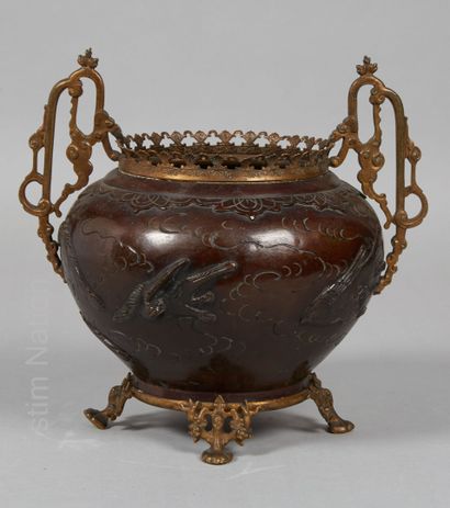 CHINE CHINE



Vase pansu en bronze à patine brune à décor en relief et gravé d'un...
