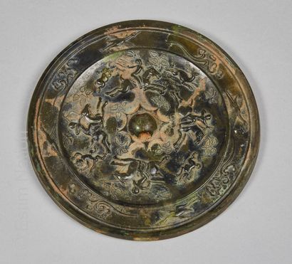 CHINE - BRONZE Médaillon circulaire en bronze à patine brune, à décor en relief au...