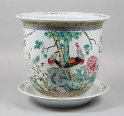 CHINE - PORCELAINES Chine, XXe siècle



Important cache-pot et son bassin en porcelaine...