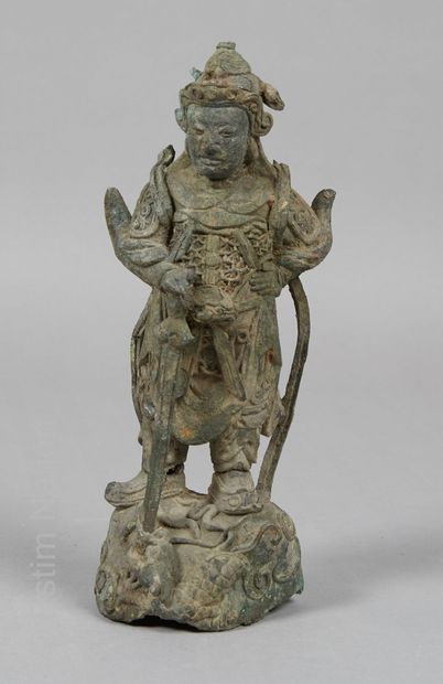 CHINE - Epoque MING (1368 - 1644) Statuette en bronze à patine verte figurant le...