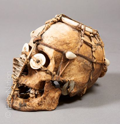 ARCHIPEL DES ÎLES SALOMON Archipelago of the SALOMON Islands



Ancestor skull decorated...