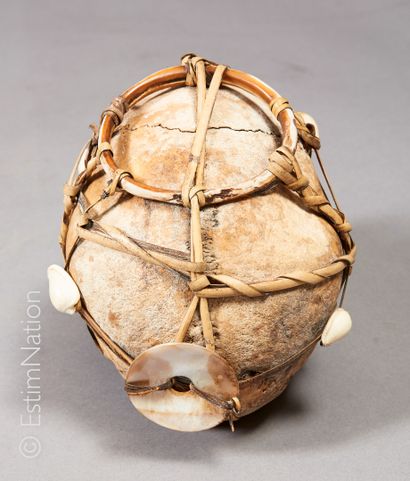 ARCHIPEL DES ÎLES SALOMON Archipel des Iles SALOMON



Crâne d'ancêtre orné de coquillages,...