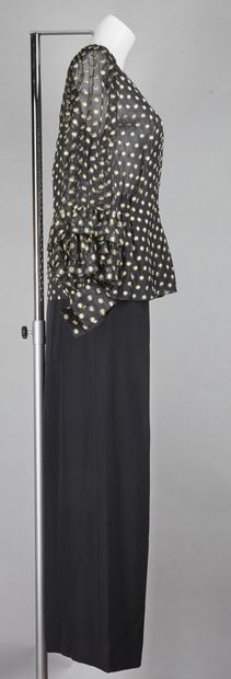 GIVENCHY Couture circa 1990 ENSEMBLE DU SOIR comprenant une blouse à manches superposées...
