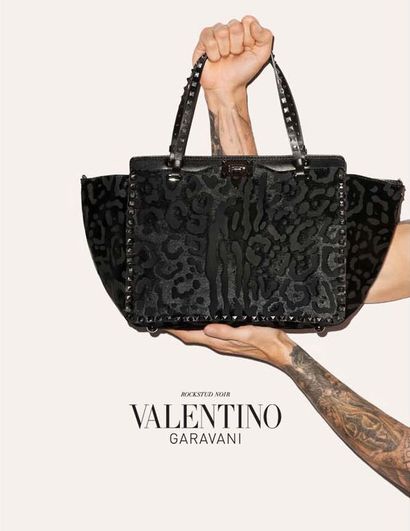 Valentino GARAVANI SAC "ROCKSTUD" en cuir grainé rouge, riveté en métal doré, anses...