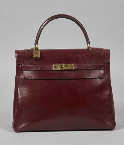 HERMES PARIS (1962) SAC "KELLY" 32 CM en box bordeaux, cadenas (sans clé), garniture...