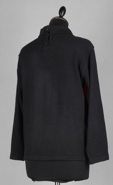 CHANEL Boutique circa 1980 PULL OVER en tricot de laine noire, devant en tweed rose...