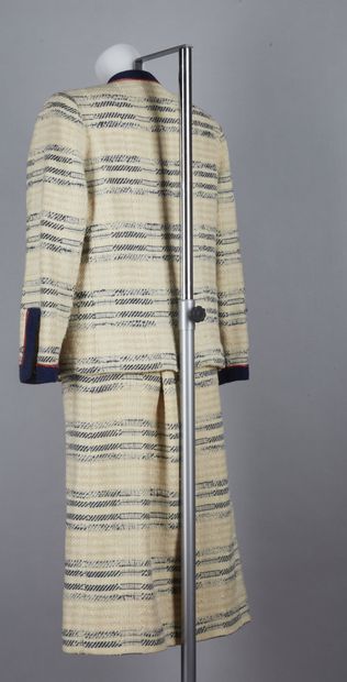 CHANEL BOUTIQUE Vintage TAILLEUR en tweed de laine écru et rayé marine gansé d'un...