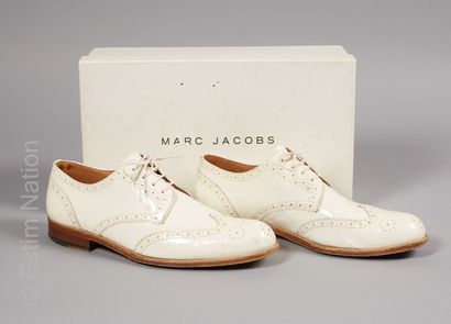 Marc JACOBS Pair of white patent calfskin slippers with flowered ends (D 7.5 or approx....