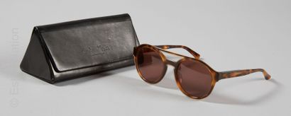 CALVIN KLEIN Pair of sunglasses with tortoiseshell bakelite frame (with case) (wear)...