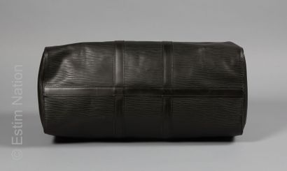 LOUIS VUITTON (2010) SAC "KEEPALL 45" en cuir épi noir, porte-adresse chiffré Q....