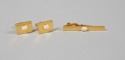 ANONYME Gilded metal set with opals including a tie clip and a pair of cufflinks...