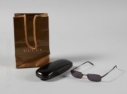 GUCCI par Tom FORD Pair of sunglasses, black lacquered temples, dark rectangular...
